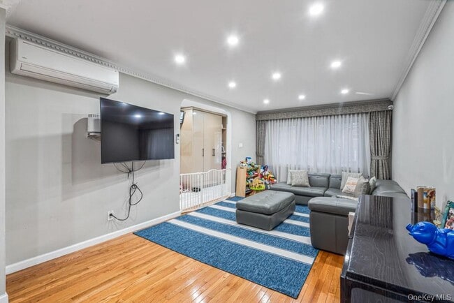 Foto del edificio - 95-25-95-67 67th Ave