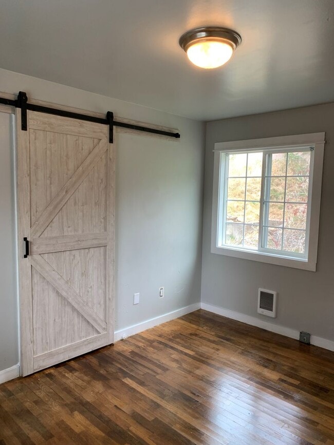 Building Photo - 3 Bedroom House Available in Astoria!