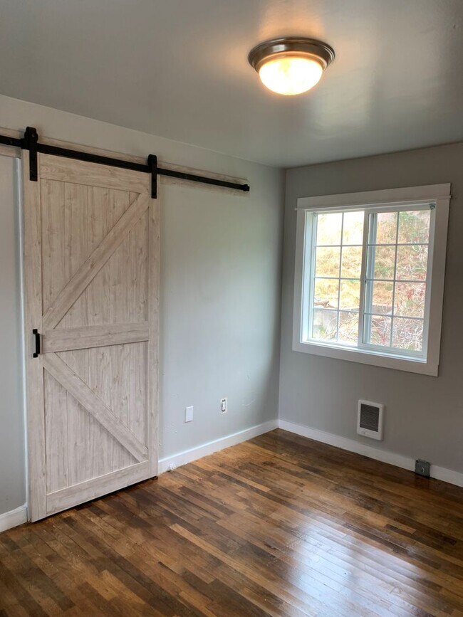 Foto del edificio - 3 Bedroom House Available in Astoria!