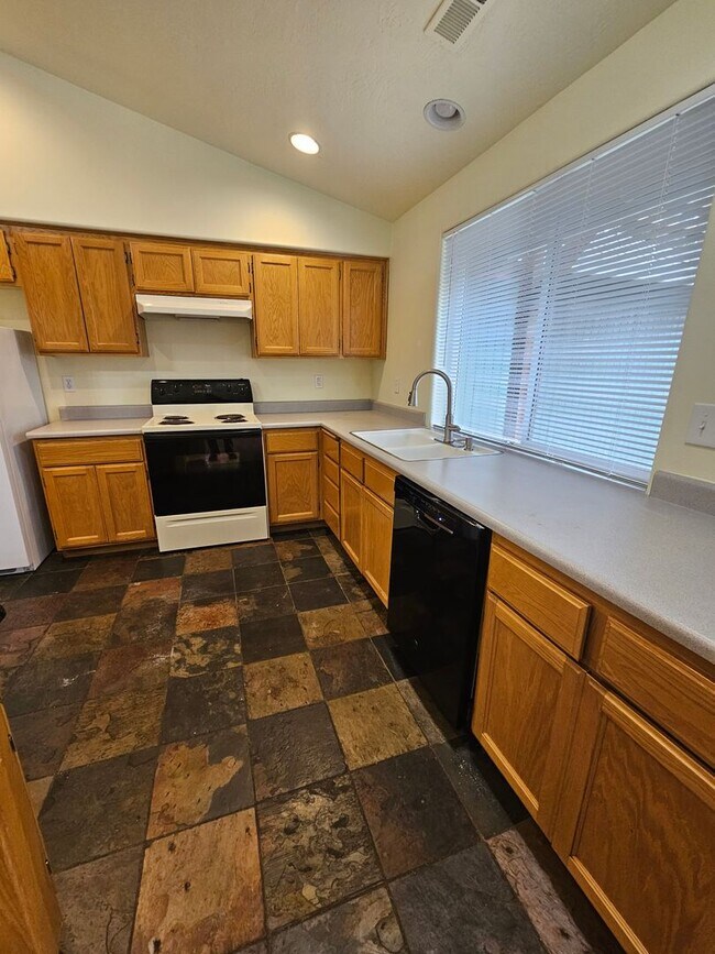 Foto del edificio - Lovely Central Point Home in Convenient Location