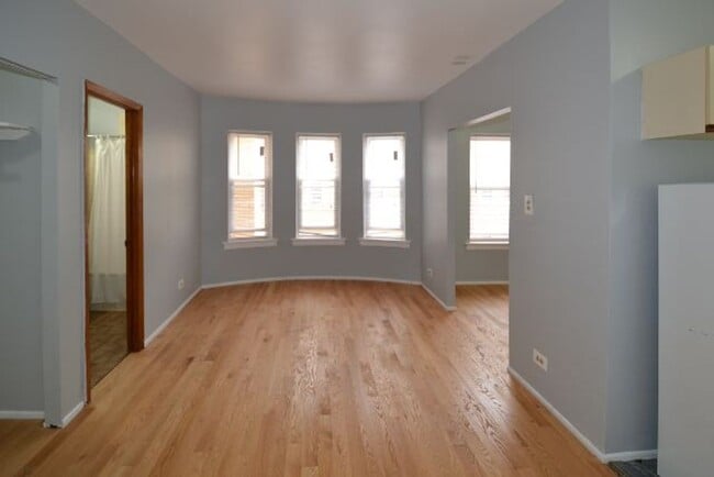 Interior Photo - 4501-4515 N Malden St
