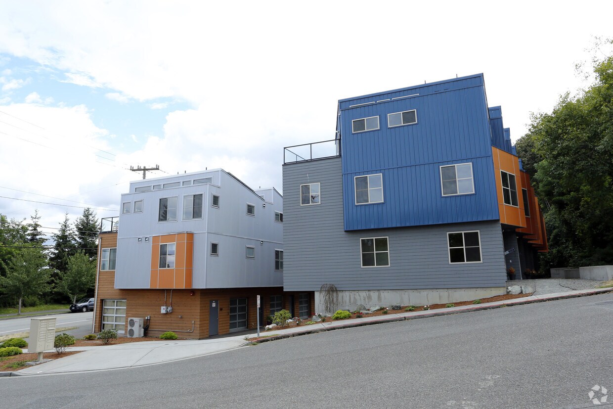Building Photo - 2371-2383 Harbor Ave SW