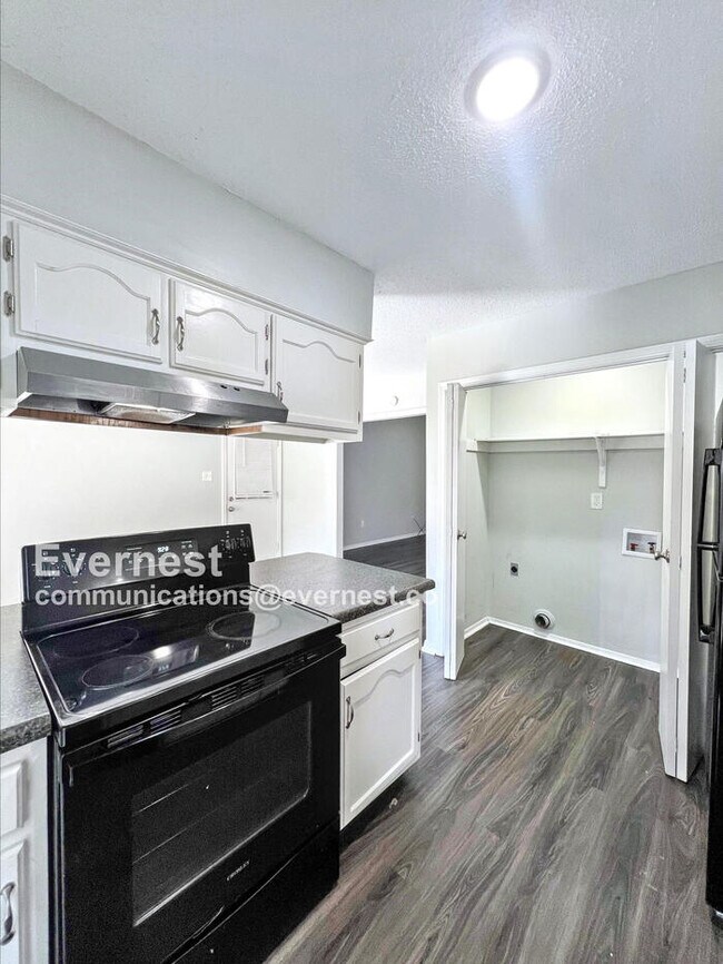 Foto del edificio - 6410 Jamestown Dr