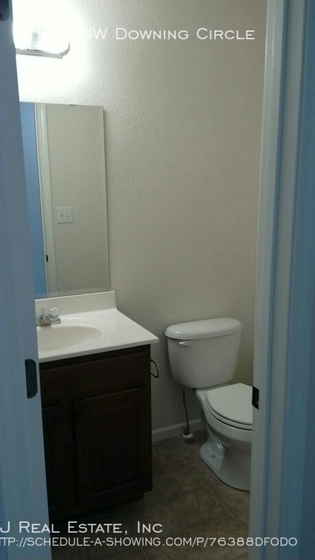 Foto del edificio - 1102 NW Downing Ct