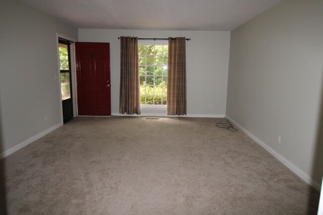 Building Photo - Conveniently Located Duplex