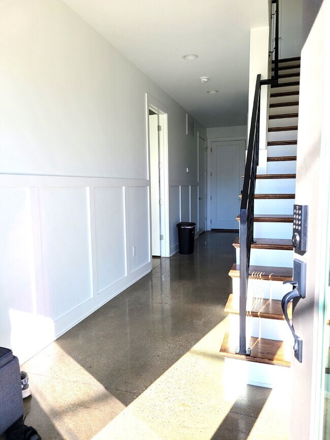 Foto del edificio - Experience Historic Germantown: Spacious 3-Bedroom Home with Rooftop overlooking Nashville!