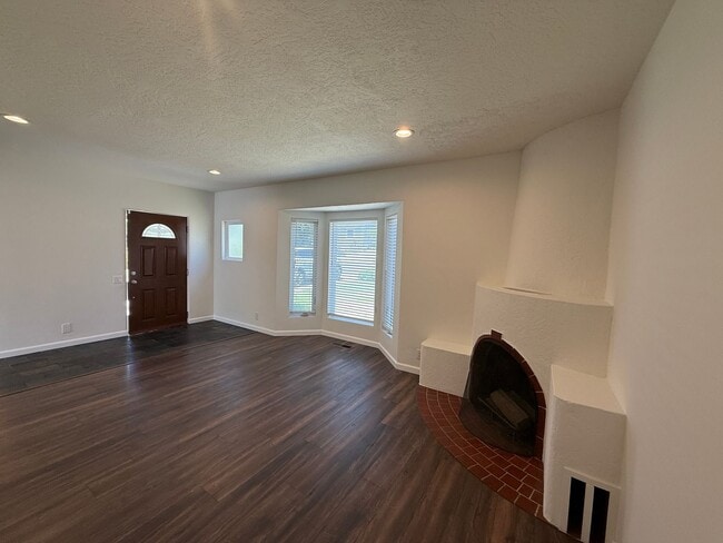 Building Photo - Amazing 3 Bed La Crescenta Home!