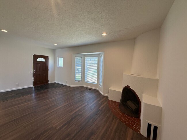 Foto del edificio - Amazing 3 Bed La Crescenta Home!