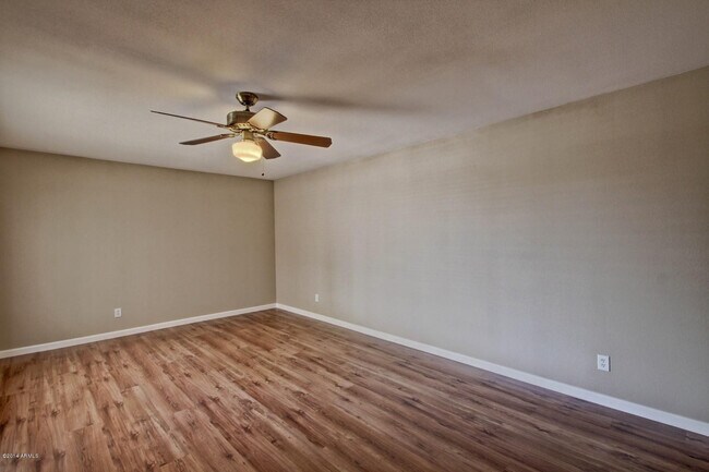 Foto del edificio - 1030 E Manhatton Dr