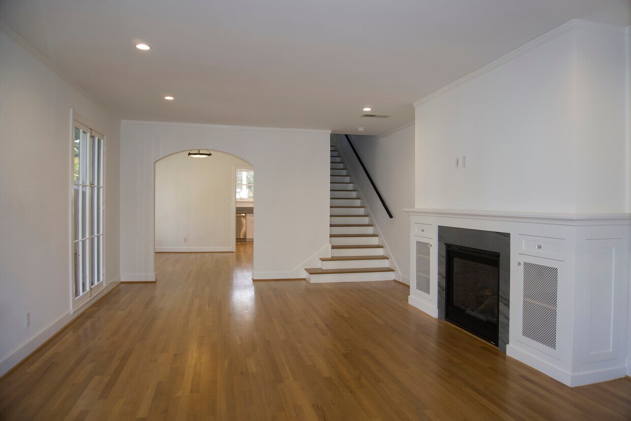 Living room - 242 N Irving Blvd