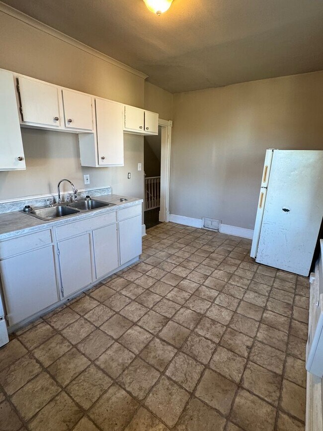 Building Photo - 556 Salem Ave