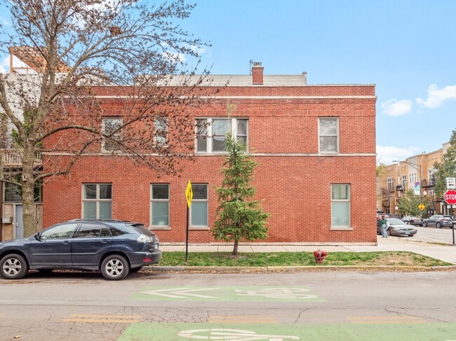 Building Photo - 2156 W Roscoe St