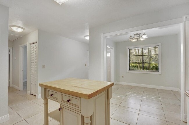 Building Photo - 2737 Lowson Blvd