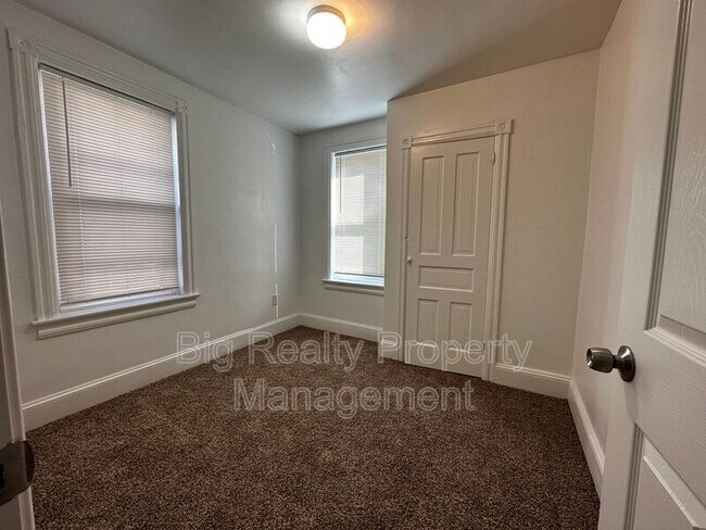 Foto del edificio - 342 Valley Rd