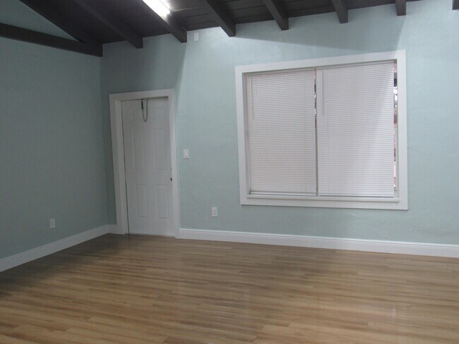 Foto del edificio - 4283 Cocoanut Rd