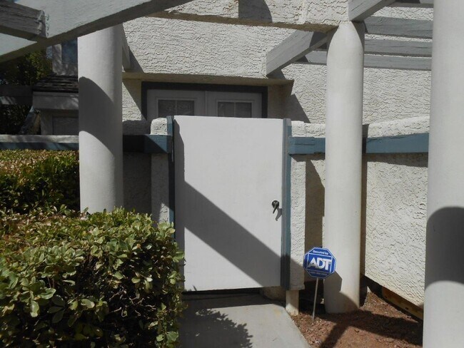 Building Photo - Great 2 story 2 bedroom Townhome in the La...