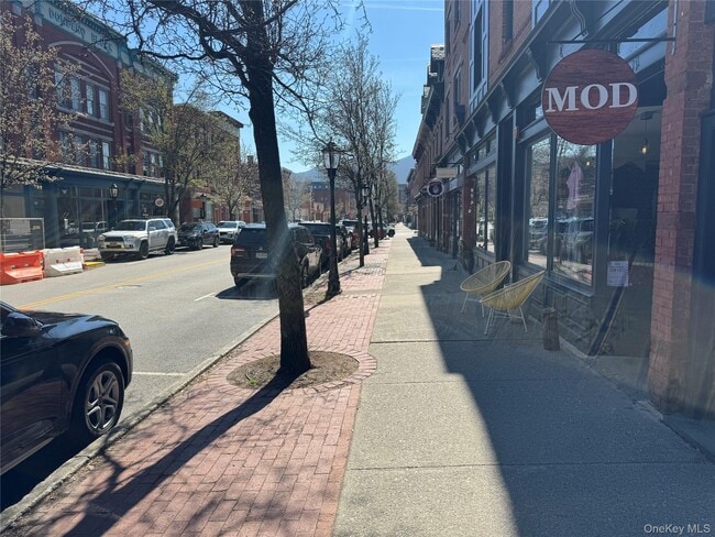 Building Photo - 167 Main St