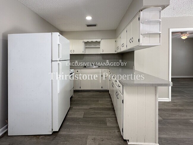 Building Photo - 1160 Comanche St
