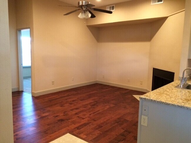 Foto del edificio - Cute 3/2 duplex in Frisco, Tx- Available NOW and Renovated
