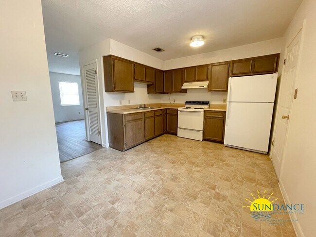 Building Photo - Great 2 Bedroom Townhouse Close to Both Bases