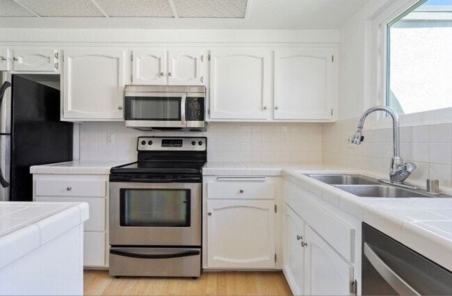 Building Photo - Gorgeous Beach Close Carlsbad Condo!
