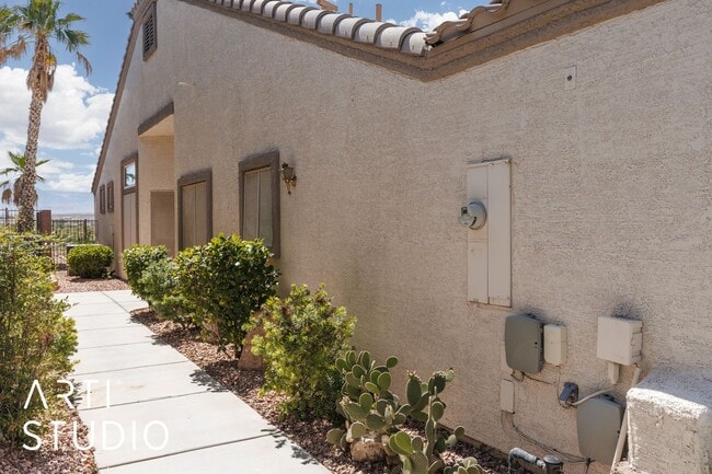 Building Photo - ***Sunset Greens 3 Bedroom 2 Bath Unfurnis...