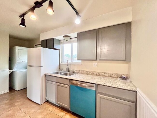 Building Photo - Townhome in Central Windsor!