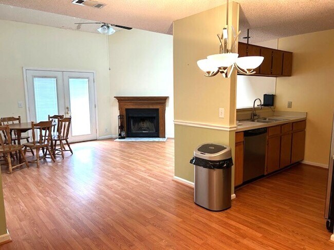 Foto del edificio - Two Bedroom 2 Bath Townhome