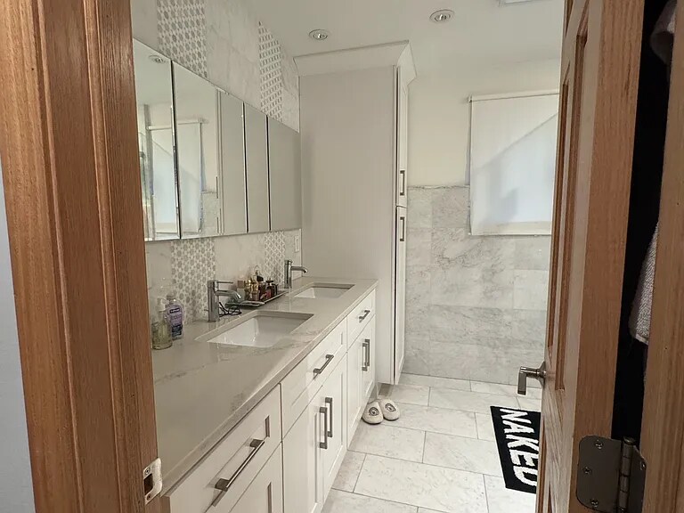 Foto del edificio - 64-18 Perry Ave