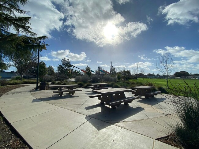 Building Photo - 471 Bernal Ave