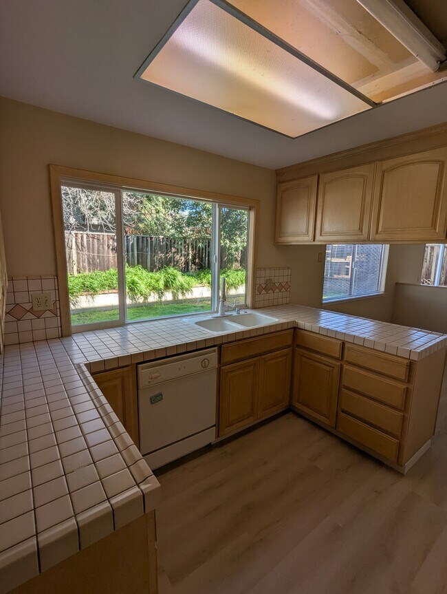 Foto del edificio - 670 High Glen Dr