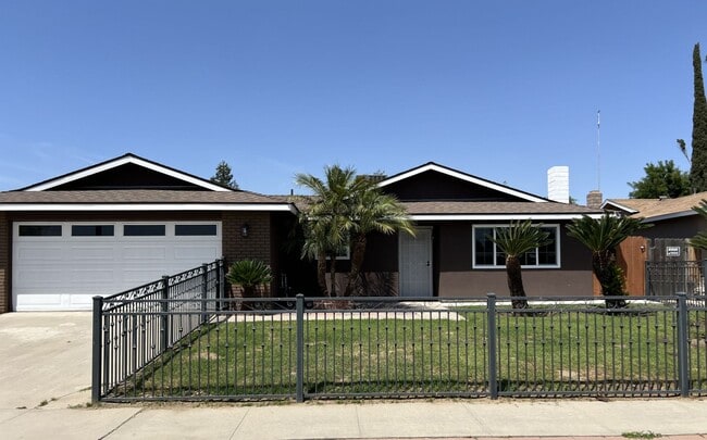 Building Photo - 1634 E Levin Ave