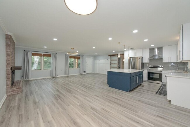 Building Photo - 2702 Davenport Rd NW
