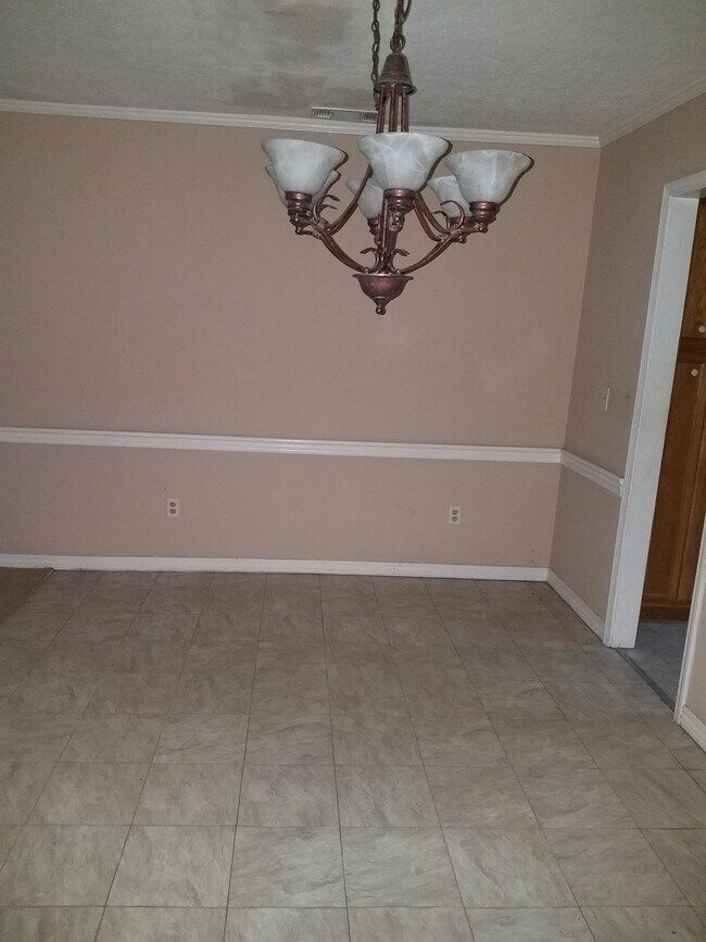 Building Photo - 381 Brookwood Lake Pl