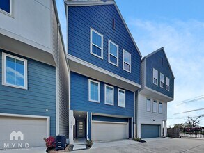 Building Photo - 2056 Johanna Dr