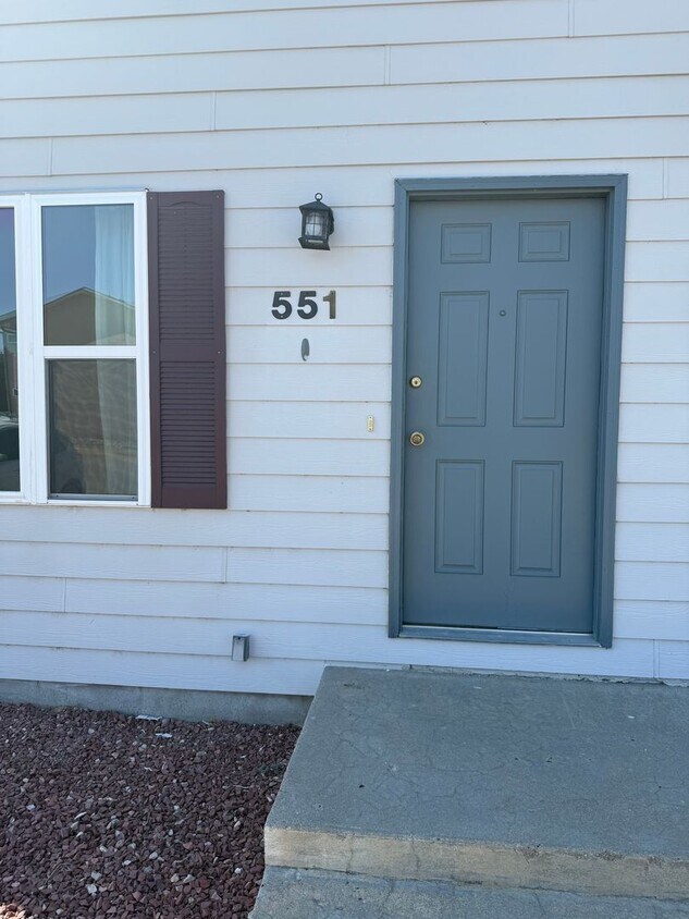 Foto principal - Two bedroom, one and half bath townhouse! ...