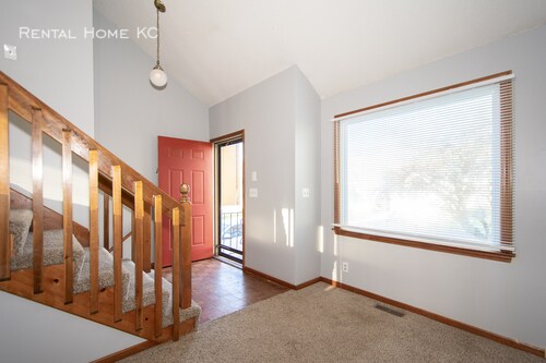 Building Photo - Spacious Split Level w/finished bsmt + fen...