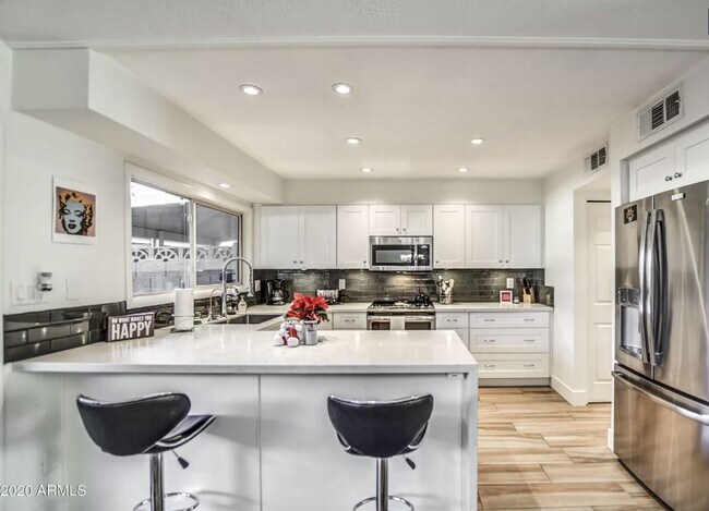 Building Photo - 8111 E Vista Dr