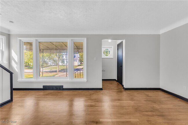 Foto del edificio - 24330 Glenforest Rd