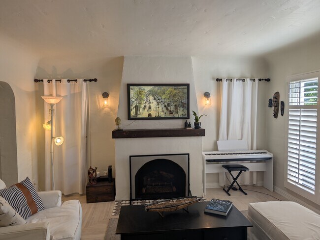 Foto del edificio - 8339 Holy Cross Pl