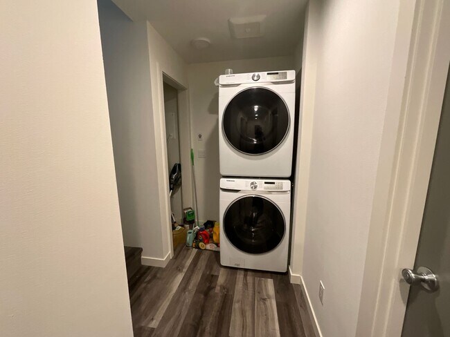 Building Photo - Spacious and Bright Home in University Dis...