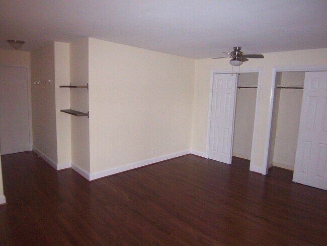 Building Photo - West End Great Studio 2 blocks from Dupont...