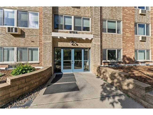 Foto del edificio - 4400 Upton Ave S