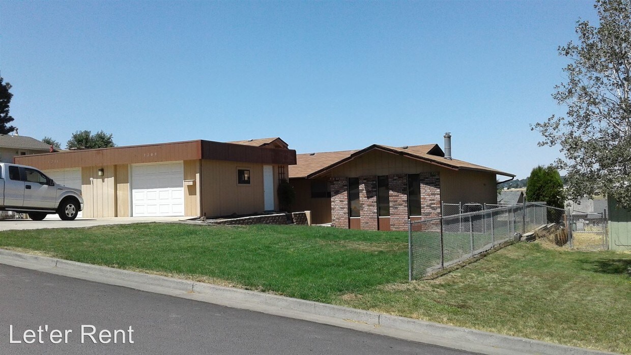 Foto principal - 3 br, 1 bath House - 1209 SW Zeta Court