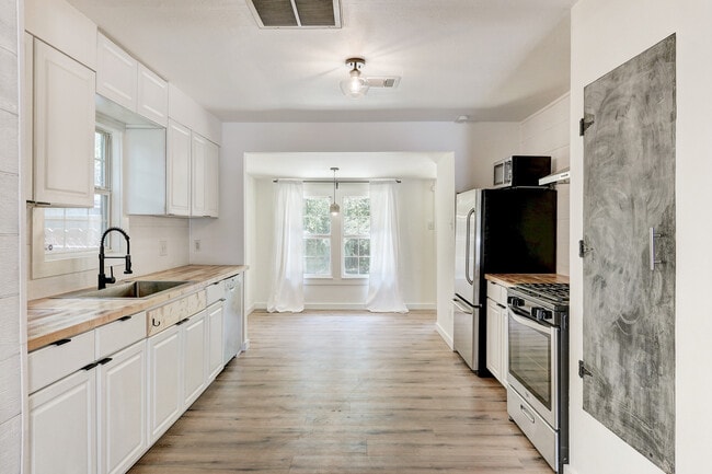 Building Photo - 1137 Mansell Ave