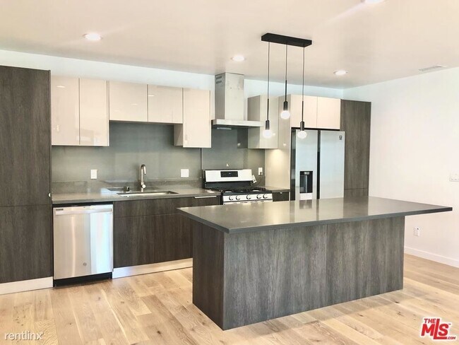 Building Photo - 3 br, 2.5 bath Condo - 676 Las Lomas Ave