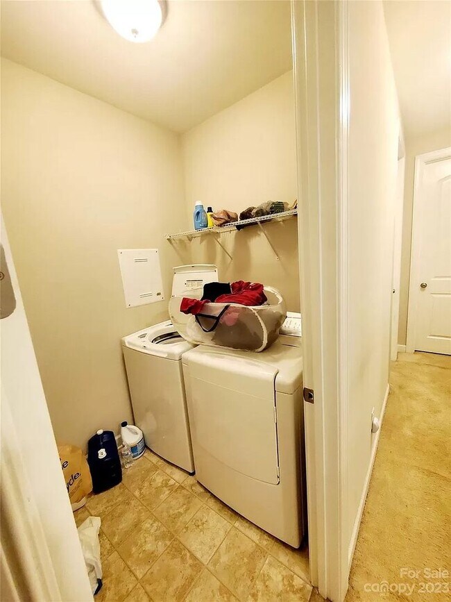 Building Photo - Room in 4 Bedroom Home at Hubbard Rd