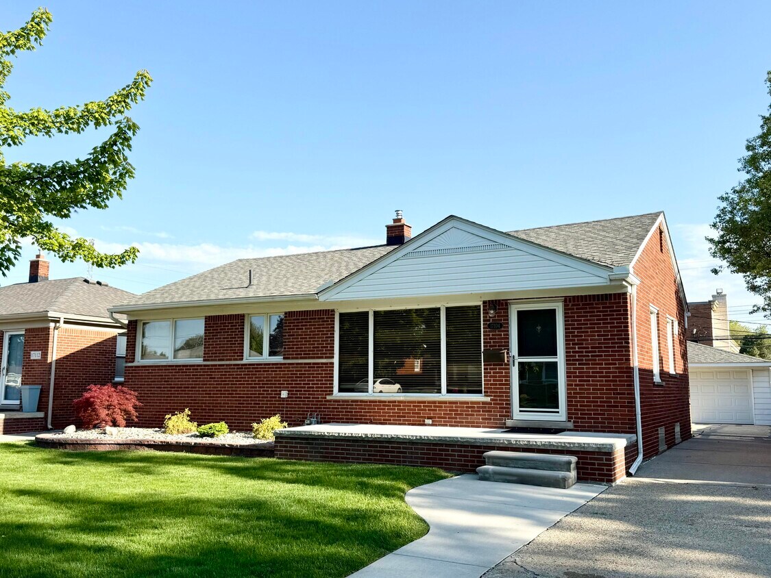 Foto principal - 17104 Englewood Ave