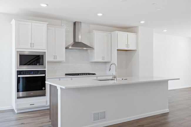 Building Photo - 6213 Sandbelt Dr