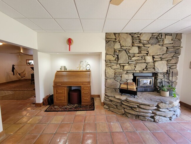Building Photo - Unique 1 Bedroom Apartment with All Utilit...